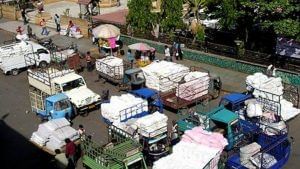 Surat : ટેક્સટાઇલ માર્કેટને લાગ્યું કોરોના મહામારીનું ગ્રહણ, રોજિંદા માત્ર 30 કાપડના ટ્રક દેશના અન્ય બજારમાં જાય છે