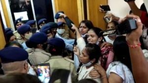 Surat: ક્રોસ વોટિંગથી શિક્ષણ સમિતિમાં હવે AAPનો ફક્ત એક જ સભ્ય બેસશે, પરિણામ બાદ ભારે હંગામો, પોલીસ બોલાવવી પડી