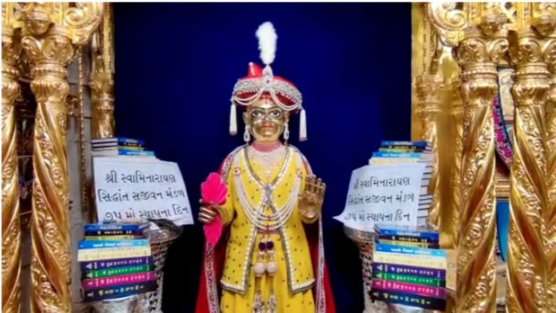 Ahmedabad: વૈશાખ વદ અમાવાસ્યે, મણિનગરનાં શ્રી સ્વામિનારાયણ મંદિરમાં ચંદનના કલાત્મક વાઘાનાં દર્શન
