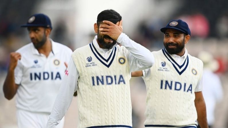 ભારતીય ટીમ 2021 વિશ્વ ટેસ્ટ ચેમ્પિયનશીપ (World Test Championship) ફાઇનલ ન્યુઝીલેન્ડ થી હારી ગઇ હતી. મેચ છઠ્ઠા દિવસ સુધી ચાલી અને ન્યુઝીલેન્ડે બાજી મારી લીધી હતી. ભારતે ન્યુઝીલેન્ડ (New Zealand) ને 139 રનનુ લક્ષ્ય આપ્યુ હતુ. આ સાથે જ ભારતીય ટીમનુ ICC ટુર્નામેન્ટના નોકઆઉટમાં હારનો સીલસીલો જારી છે. 2013 માં ચેમ્પિયન્ય ટ્રોફી જીત્યા બાદ ભારતીય ટીમ (Team India) દરેક વખતે આઇસીસી ટુર્નામેન્ટની સેમીફાઇનલ કે ફાઇનલ સુધી પહોંચવા છતાં ટ્રોફી થી દુર રહે છે. 2014 થી અત્યાર સુધી 6 વખત આમ થયુ છે.