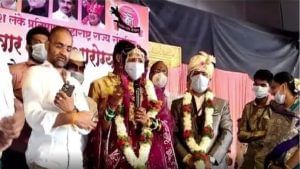 Maharashtra: અહમદનગરમાં કોવિડ કેર સેન્ટરમાં બે યુગલોએ કર્યા લગ્ન, લગ્ન માટે બચાવેલી રોકડ રકમનું દાન કર્યું