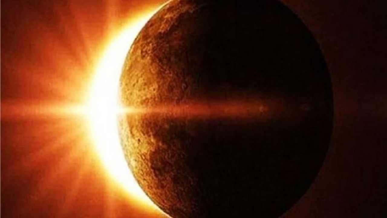 અમેરિકાની સ્પેસ એજન્સી NASAએ પોતાના ટ્વીટર એકાઉન્ટ પર આંશિક અને પૂર્ણ સૂર્યગ્રહણની (Solar Eclipse 2021) તસ્વીરો શેયર કરી છે. આ સૂર્યગ્રહણ ફક્ત ઉત્તર ગોળાર્ધમાં જ જોવા મળ્યુ. 