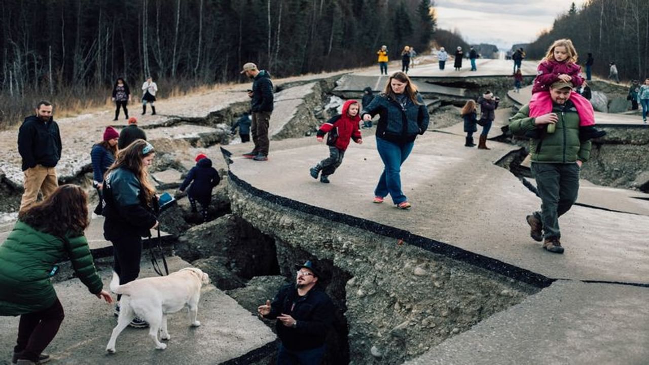 અમેરીકાના( America) અલાસ્કામાં (Alaska Earthquake) સ્થાનિક સમય પ્રમાણે બુધવારે રાત્રે 8.2 તીવ્રતાના ભૂકંપનો ઝટકો અનુભવાયો છે. આ ભૂકંપ એટલો ભયાનક હતો કે રસ્તાઓ પર મોટી મોટી તીરાડો પડી ગઇ.