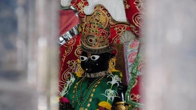 શ્રીરામજી મર્યાદાપુરુષોત્તમ તરીકે પૂજાય છે અને એટલે જ તેમના દર્શન કરતા શ્રદ્ધાળુઓ નતમસ્તક થઈ જાય છે. પણ, ‘કાલારામ' એ શ્રીરામજીનું એવું સ્વરૂપ કે જેને જોતાં જ ભક્તોને આ રૂપની માયા લાગી જાય છે. અને ભક્તો અપલક નયને પ્રભુને તાક્યા જ કરે છે.