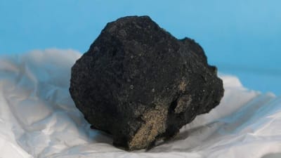 અવકાશમાંથી આવનાર આ ઉલ્કાને સૌથી જૂનો પથ્થર કહેવામાં આવી રહ્યો છે. ઇંગ્લેન્ડના ગ્લોસ્ટશાયરના એક ગામની પાસે આશરે 300 ગ્રામનો આ પત્થર મળી આવ્યો છે. પૂર્વ એંગ્લિયન એસ્ટ્રોફિઝિકલ રિસર્ચ ઓર્ગેનાઇઝેશન (EAARO) ના એસ્ટ્રોકેમિસ્ટ્રીના પ્રોફેસર ડેરેક રોબસન દ્વારા તેની શોધ થઈ હતી. આ વર્ષે ફેબ્રુઆરીના અંતમાં, ઉલ્કાના ટુકડાઓની શોધમાં તેઓ ટીમ સાથે નીકયા હતા. EAARO