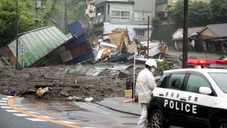 ભારે વરસાદના પગલે ભૂસ્ખલનની (Landslide) આ ઘટના બની છે. જાપાનમાં એક અઠવાડિયાથી સતત વરસાદ વરસી રહ્યો છે