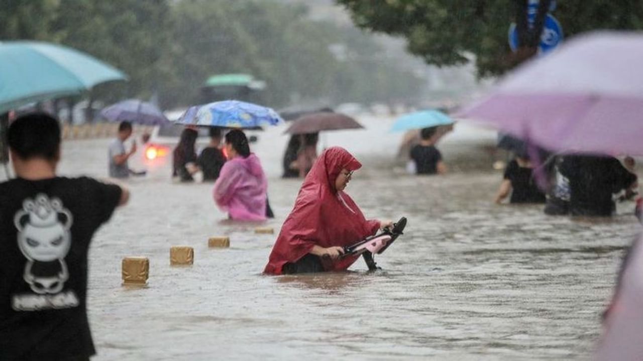 ચીનના (China Floods) હેનાન પ્રાંતમાં ભારે વરસાદના પગલે પૂરની સ્થિતી સર્જાઇ