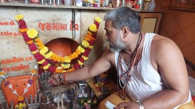 સામાન્ય રીતે તબીબી નિષ્ણાંતો લોકોને ધુમ્રપાનથી દુર રહેવાની સલાહ આપતા હોય છે. પણ સુરતમાં કતારગામ વિસ્તારમાં આવેલું એક મંદિર એવું પણ છે જ્યાં ભગવાનને ફૂલ, હાર, નારિયેળ કે બીજું કંઈ નહીં પણ સિગારેટ ચડે છે. 