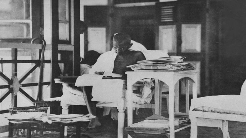 20 મે 1924ના રોજ મહાત્મા ગાંધી જેલમાંથી મુક્ત થયા બાદ એકાંત જીવન જીવતા હતા. ત્યારે દેશભર માંથી આવેલા પત્ર વાંચતા હતા.