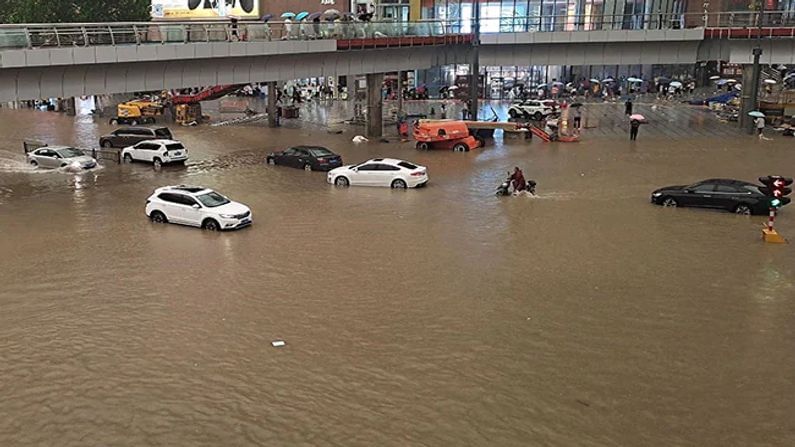 હેનાના પ્રાંતના ઝેંગ્ઝો (Zhengzhou) શહેરમાં મંગળવારે સાંજે 5 વાગ્યે સુધી 24 કલાકમાં રેકોર્ડ 457.5 મિલીમીટર (18 ઇંચ) વરસાદ નોંધાયો છે.
