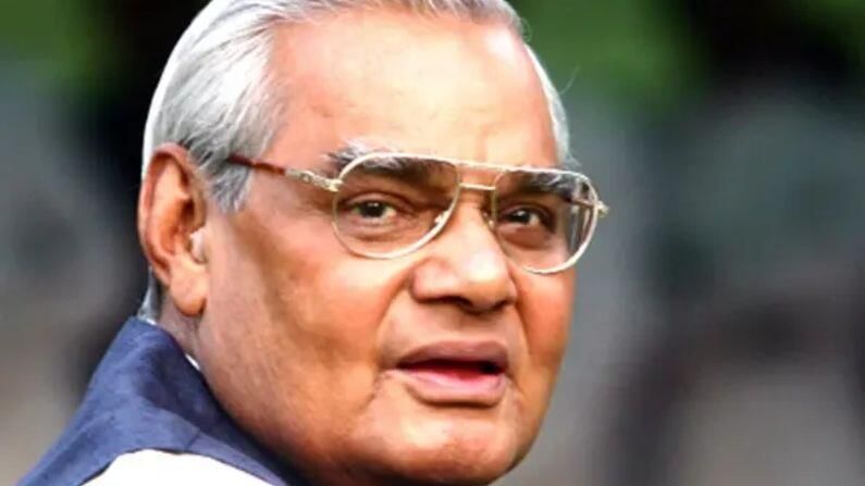 1991, 1996, 1998, 1999 અને 2004માં વાજપેયી લખનઉથી લોકસભા માટે ચૂંટાયા હતા. ભારતના પૂર્વ વડા પ્રધાન વાજપેયી સંયુક્ત રાષ્ટ્રની વિધાનસભામાં હિન્દીમાં ભાષણ આપનારા પહેલા વિદેશ પ્રધાન પણ હતા (Atal Bihari Vajpayee Political Journey). તેમના આ ભાષણને હજી ઐતિહાસિક માનવામાં આવે છે, જેને દરેક લોકો ગૌરવ સાથે યાદ કરે છે. 4 ઓક્ટોબર 1977માં જ્યારે તેમણે હિન્દીમાં ભાષણ આપ્યું ત્યારે સમગ્ર યુ.એન. તાળીઓના ગડગડાટથી ગુંજી ઉઠ્યું હતું.