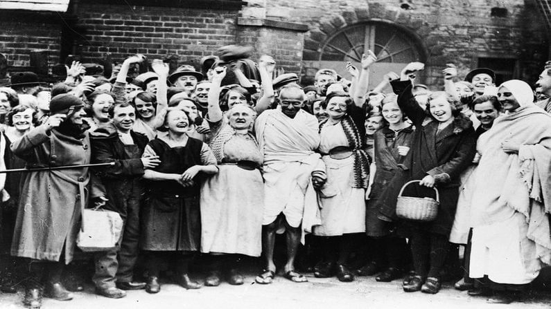 1931માં યુકેના લંકશાયરના દરવેનની મુલાકાત દરમિયાન મહિલા કાપડના કામદારો દ્વારા મહાત્મા ગાંધીનુ સ્વાગત કરવામાં આવ્યુ હતુ.