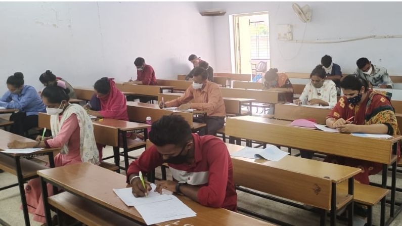 Rajkot : સૌરાષ્ટ્ર યુનિવર્સિટી દ્વારા ઓફલાઇન પરીક્ષા શરૂ, 7 જિલ્લાના 30 હજાર પરીક્ષાર્થીઓ આપશે પરીક્ષા