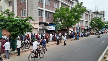 Ahmedabad : શહેરના મોટાભાગના સેન્ટરો પર મર્યાદિત રસીનો સ્ટોક, રસીકરણ માટે વહેલી સવારથી લાગી લોકોની લાંબી  લાઈન