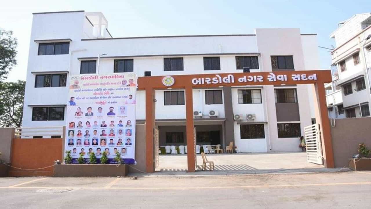Bardoli : નગરપાલિકામાં રીફલેક્ટર કૌભાંડ ખુલ્યું, ભ્રષ્ટ કોન્ટ્રાક્ટર સામે દંડનીય કાર્યવાહી કરાઇ
