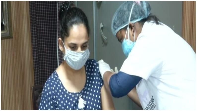 Vaccination in Maharashtra: 1 કરોડ લોકોને મળ્યા રસીના બંને ડોઝ, યુપી અને મહારાષ્ટ્રમાં ચાલી રહી છે કાંટાંની ટક્કર, જાણો ગુજરાત કયા નંબરે?