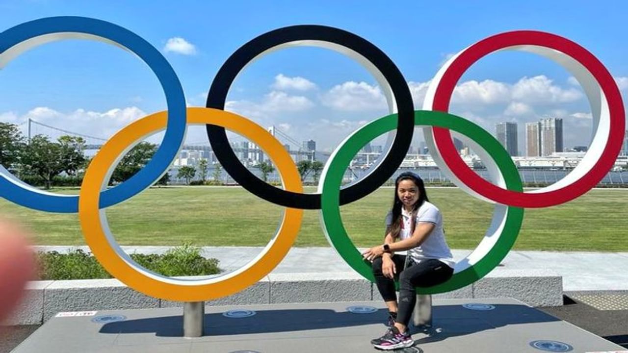 
ટોક્યો ઓલિમ્પિક્સ (Tokyo Olympic)માં મીરાબાઈ ચાનુ (Mirabai Chanu)એ ભારત માટે પ્રથમ ચંદ્રક   જીત્યો છે. મીરાબાઈ ચાનુ (Mirabai Chanu)એ 49 કિલો વજનની કેટેગરીમાં મહિલાઓની વેઈટલિફ્ટિંગ   (Weightlifting)માં અદ્ભૂત પ્રદર્શન કર્યું છે. તેણે સ્નેચ અને ક્લીન એન્ડ જર્ક રાઉન્ડમાં કુલ 202 કિલો વજન ઉચકી અને સિલ્વર મેડલ જીત્યો. તેણે ટોક્યોમાં પગ મુક્યો ત્યારથી જ ગજબ ઉત્સાહ અને ઉર્જા ધરાવતી હતી. 