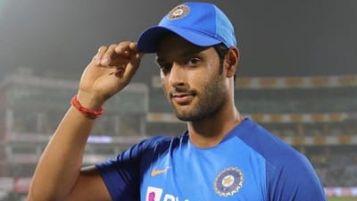 ભારતીય ટીમ (Team India) ના ઓલરાઉન્ડર શિવમ દુબે (Shivam Dube) હાલમાં ભારતીય ટીમ સાથે પ્રવાસે નથી. પરંતુ તેણે પોતાના જીવનની ઇનીંગ શરુ કરી દીધી છે. મુંબઇનો આ ઓલરાઉન્ડર લગ્નના બંધને બંધાઇ ચુક્યો છે. શિમવે શુક્રવારે 16 જૂલાઇએ પોતાના સોશિયલ મીડિયા એકાઉન્ટ પર કેટલીક તસ્વીરો શેર કરીને જાણકારી આપી હતી.