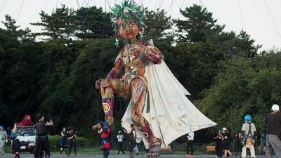  23 જુલાઈથી ટોકિયો ઓલિમ્પિકની શરુઆત થઈ રહી છે તે પહેલા નિપ્પૉન મહોત્સવનું આયોજન કરવામાં આવી રહ્યું છે. જેમાં મહાકાય કઠપુતળીને દેખાડવામાં આવી છે.(Photo: PTI/AFP)