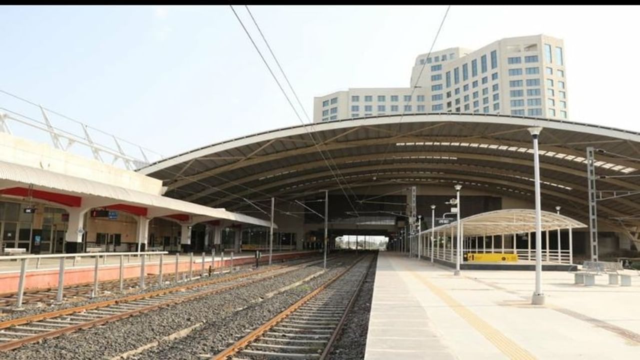 ભારતમાં ગાંધીનગર પહેલું રેલવે સ્ટેશન છે જ્યાં સ્ટેશન  ઉપર 5 સ્ટાર હોટલની સુવિધા હશે. આ ફાઈવ સ્ટાર હોટેલ અત્યાધુનિક સુવિધાઓ સાથેની અને 318 રૂમ વાળી છે. ગાંધીનગરમાં દેશ વિદેશથી આવનારા લોકો માટે રોકાણની પ્રથમ પસંદગી બનશે. 
