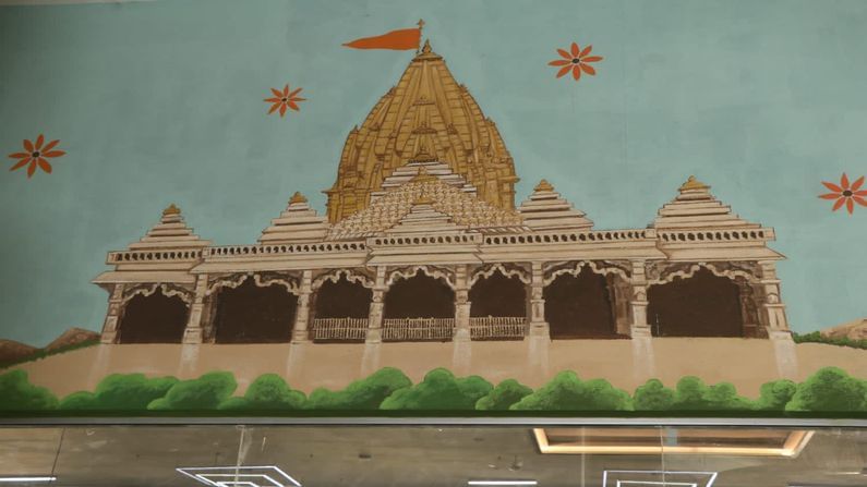 રેલવે સ્ટેશનની અંદર બનેલી અયોધ્યા રામ મંદિરની તસવીર લોકોનું ધ્યાન પોતાની તરફ આકર્ષિત કરે છે.