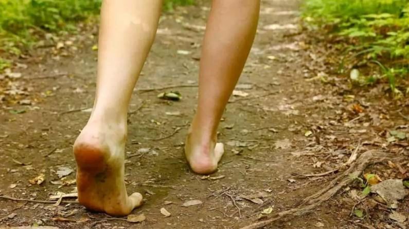 ઘાસ પર ખુલ્લા પગે ચાલવાના ઘણા ફાયદા છે એવું તો તમે સાંભળ્યું હશે, પણ આજે જાણો શું છે આ ફાયદા