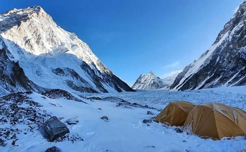 K2 ખતરનાક હોવાનું એક કારણ એ પણ છે કે એવરેસ્ટની સરખામણીમાં અહીં વધુ હિમસ્ખલન થાય છે. માટે K2 પર ચઢવા માટે હિંમત અને નસીબ બંનેની જરૂર પડે છે. એવરેસ્ટની સરખામણીમાં K2 ઉત્તરમાં સ્થિત છે. માટે અહીં વાતાવરણને લઈને કોઈ પણ ભવિષ્યવાણી કરી શકાય તેમ નથી. 
