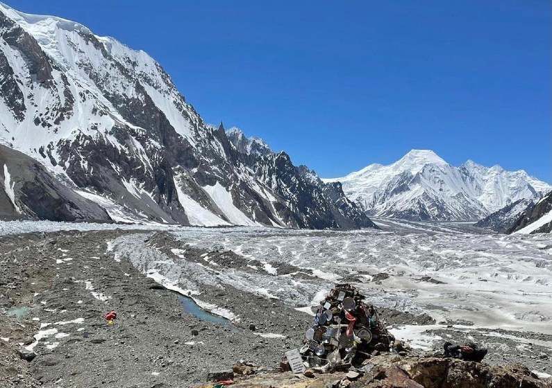 દુનિયાની સૌથી ઉંચી ટોચ માઉન્ટ એવરેસ્ટની ઉંચાઈ 8,848 મીટર છે, જ્યારે K2ની હાઈટ 8511 મીટર છે તો પણ તે દુનિયાભરના પર્વતારોહકો માટે એક સમસ્યા છે. 2008માં અહીં દુનિયાની સૌથી ખરાબ ઘટના બની હતી. એક જ દિવસમાં 11 પર્વતારોહકો ચઢાણ કરતી વખતે મૃત્યુ પામ્યા હતા. 