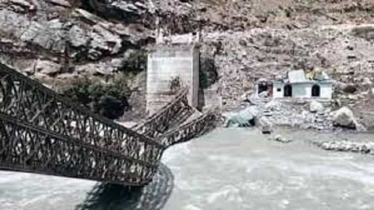 Himachal Pradesh: કિન્નૌર જિલ્લામાં ભૂસ્ખલનની દુર્ઘટનામાં 150થી વધુ પ્રવાસીઓ ફસાયા હોવાની આશંકા, તંત્ર હાઈ એલર્ટ પર
