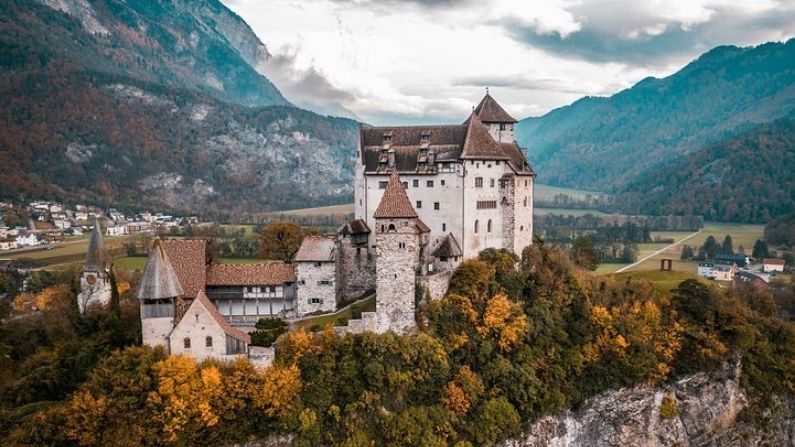  Liechtenstein- લિચટેનસ્ટેઇન : આ દેશની વસ્તી 38,128 છે. જે ખૂબ જ રૂઢીચુસ્ત છે.અહીં 1 જુલાઈ, 1984 ના રોજ યુરોપના છેલ્લા દેશ તરીકે મહિલાઓને મત આપવાનો અધિકાર મળ્યો. આ દેશમાં વિશ્વનો સૌથી ઓછો બેરોજગારી દર છે. (Lowest Population Countries in World)