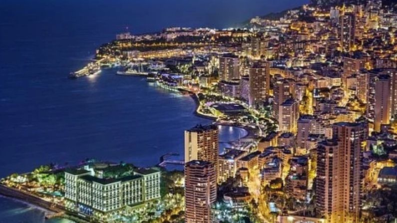 Monaco - મોનાકો :  આ દેશમાં ફક્ત 39,242 લોકો રહે છે. તે વિશ્વનો સૌથી ઓછો વસ્તી ધરાવતો દેશ છે. વિશ્વની સૌથી અલગ ફોર્મ્યુલા વન રેસ (Formula One race) દર વર્ષે અહીં યોજવામાં આવે છે.