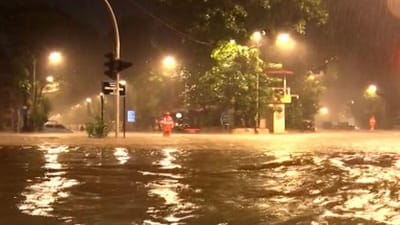મુંબઈમાં મધ્યરાત્રિથી જ અનેક વિસ્તારોમાં પાણી ભરાયા હતા.
