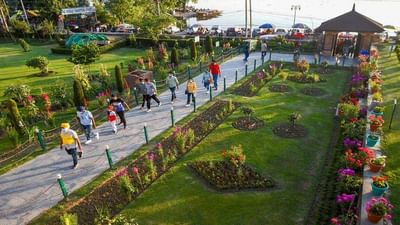 શ્રીનગરના (Shrinagar) દાલ લેક પાસે આવેલ મુઘલ ગાર્ડનને પ્રવાસીઓ માટે ખોલાયુ, કોરોનાના કેસમાં ઘટાડો થતા પ્રતિબંધોને હળવા કરાયા