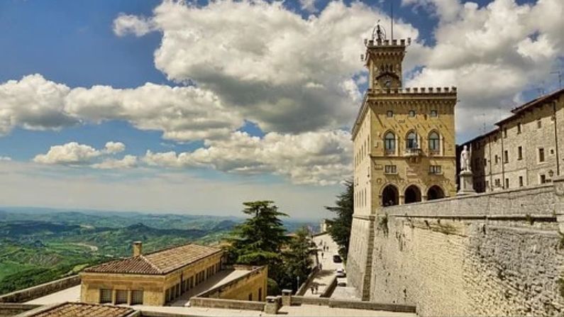San Marino - સેન મેરિનો :  આ દેશની વસ્તી 33,931 છે. તે વિશ્વના સૌથી ધનિક દેશોમાંનો એક છે. સેન મેરિનો વિશ્વનો સૌથી જૂનો પ્રજાસત્તાક દેશ પણ છે. અહીંના નાની શેરીઓમાં ફરવાથી લઈને અહીના પર્વતની ટોચ પર સ્થિત ટાવર્સ જોવા જેવા છે.  (Population Growth Rate). 