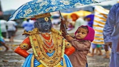 Viral Photo: વરસાદમાં ભગવાનની મૂર્તિ પર છત્રી લઈને ઉભો હતો બાળક, સ્મૃતિ ઈરાનીએ શેર કર્યો ફોટો