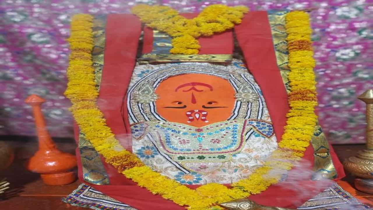 Bhakti : આ મંદિરમાં હનુમાનજીની મૂર્તિ છે ઊંધી ! ઊંધા હનુમાનજી લાવશે સીધા પરિણામ