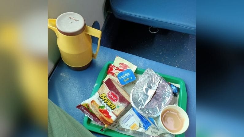 ટિકિટ સાથે જ જમવાનો ચાર્જ: રાજધાની એકપ્રેસના ભાડામાં જ યાત્રા દરમ્યાન આપવામાં આવતા ભોજનનો ચાર્જ સમાવિષ્ટ હોય છે. તમારી યાત્રાના હિસાબે બ્રેકફાસ્ટ, લંચ અને ડિનર આપવામાં આવે છે.