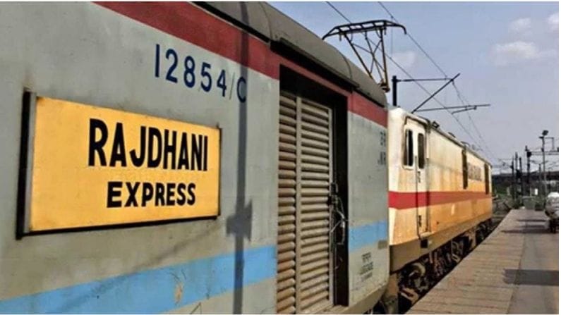 જો તમે ક્યારેય આ ટ્રેનમાં સફર કરવાનું વિચારી રહ્યા છો તો એક વાતનું ખાસ ધ્યાન રાખજો કે આ ટ્રેનમાં ફર્સ્ટ ACની ટિકિટ તત્કાલ નથી કરવામાં આવતી.