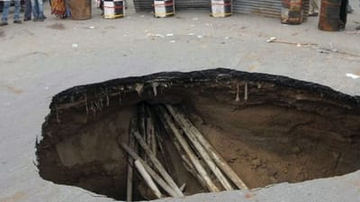 Ahmedabad માં ભુવા પડવાનો સિલસિલો યથાવત, સ્થાનિકો પરેશાન, સમસ્યા દૂર કરવા માગ