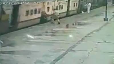 ચાલુ ટ્રેનમાં ચઢવાનો પ્રયત્ન કરતી મહિલાનો લપસ્યો પગ, રેસ્ક્યૂનો દિલધડક વીડિયો વાયરલ