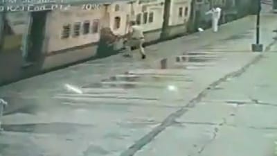 ચાલુ ટ્રેનમાં ચઢવાનો પ્રયત્ન કરતી મહિલાનો લપસ્યો પગ, રેસ્ક્યૂનો દિલધડક વીડિયો વાયરલ