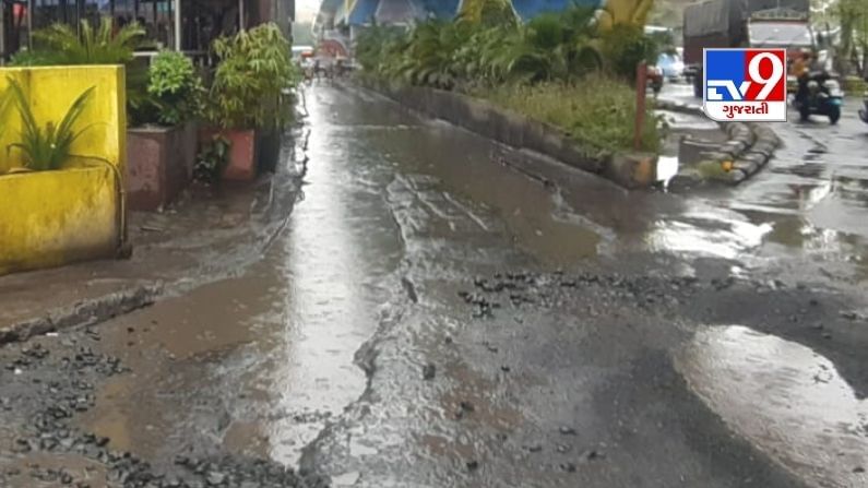Surat: સીઝનના પહેલાં ધમાકેદાર વરસાદે સુરતના રસ્તાઓની બગાડી સૂરત, ઠેર ઠેર ખાડા પડયા