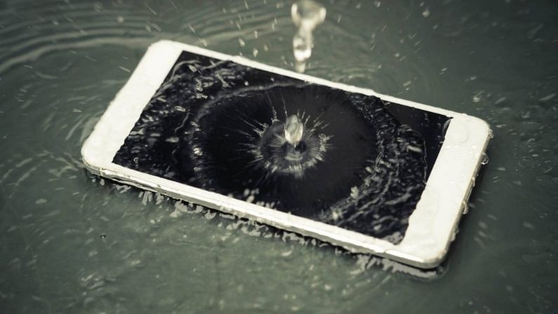 Smart Phone Hacks : જો વરસાદમાં ફોન ભીંજાય જાય તો સૌથી પહેલા શું કરશો ?