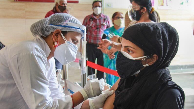 Vaccination in Mumbai: ત્રણ દિવસ બાદ વેક્સિનેશન સેન્ટરના તાળા ખુલ્યા, જાણો લોકોને કેવી પડી રહી છે હાલાકી