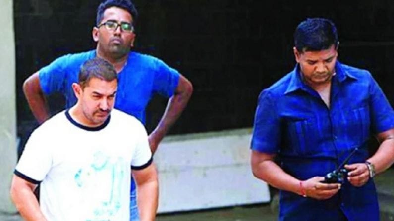 આમિર ખાનની રક્ષા કરતા બોડીગાર્ડનું નામ છે યુવરાજ ગોરપાડે (Yuvraj Ghorpade) ની સેલરીની વાત કરીએ તો ટોપ સેલરીમાં ગણાવી શકાય. જી હા યુવરાજ ગોરપાડેનો પગાર વર્ષે 2.5 કરોડ રૂપિયા છે.