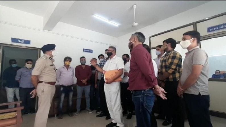 Ahmedabad: ન્યુ ક્લોથ માર્કેટમાં કાપડ બજારના 40 વેપારીઓ સાથે રૂ 3.50 કરોડની છેતરપિંડી, ગૃહપ્રધાન પ્રદિપસિંહ જાડેજા સમક્ષ રજૂઆત