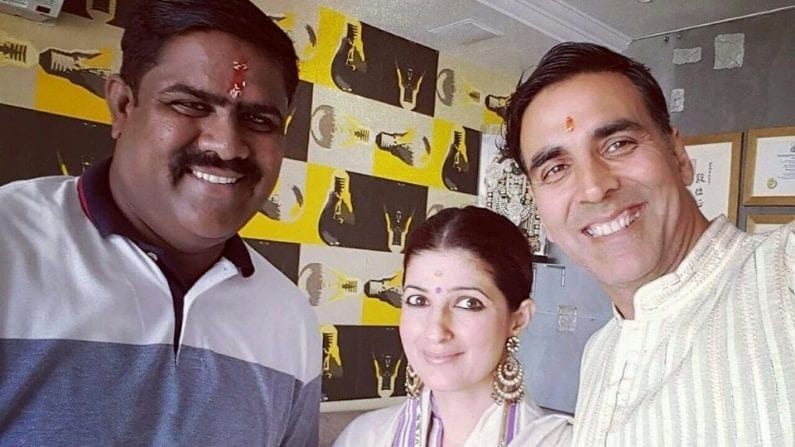 શ્રેયસ થેલે (Shreysay Thele) વર્ષોથી અક્ષય કુમારની રક્ષા કરે છે. અહેવાલોનું માનીએ તો આ બોડીગાર્ડને 2 કરોડ રૂપિયા સેલરી મળે છે. આ બોડીગાર્ડ માત્ર અક્ષયને જ નહીં તેમના દીકરા આરવને પણ સુરક્ષા પૂરી પાડે છે.