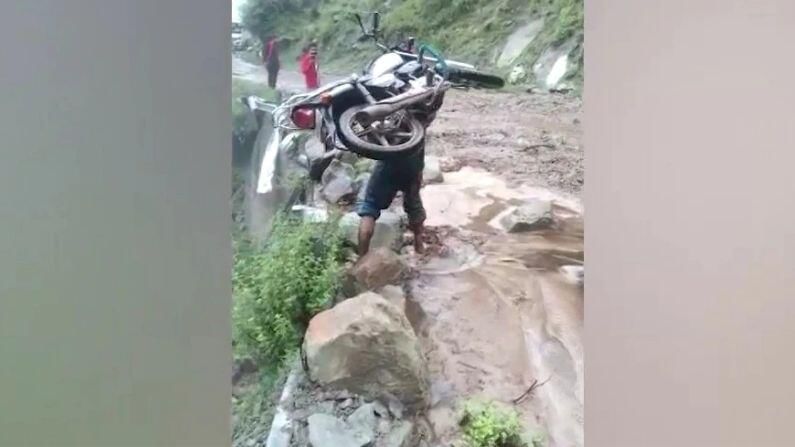 Himachal Pradesh : ખભા પર બાઇક ઉઠાવીને રસ્તો પાર કરી રહેલા બાહુબલીનો Video Viral