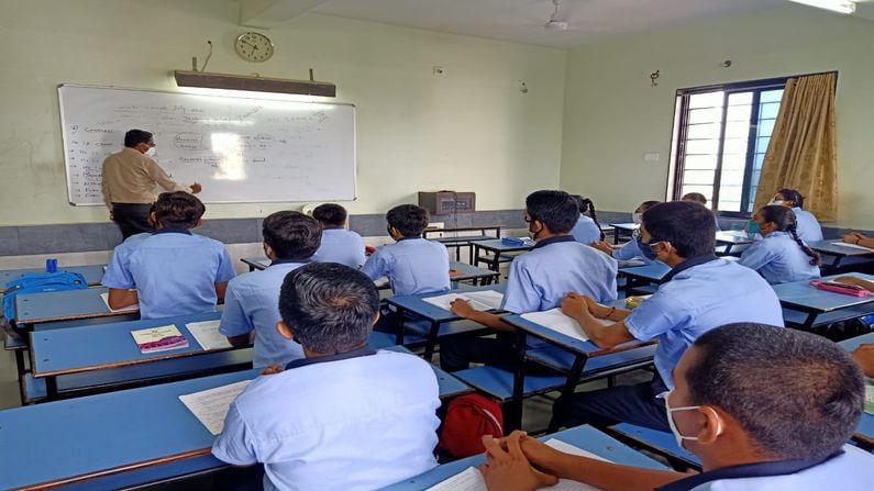 Bhavnagar: કોરોના ગાઈડલાઈન સાથે ધોરણ 9થી 11ની શાળાનો પ્રારંભ, શાળાઓ બાળકોની કિલકારીઓથી ગુંજી ઉઠી