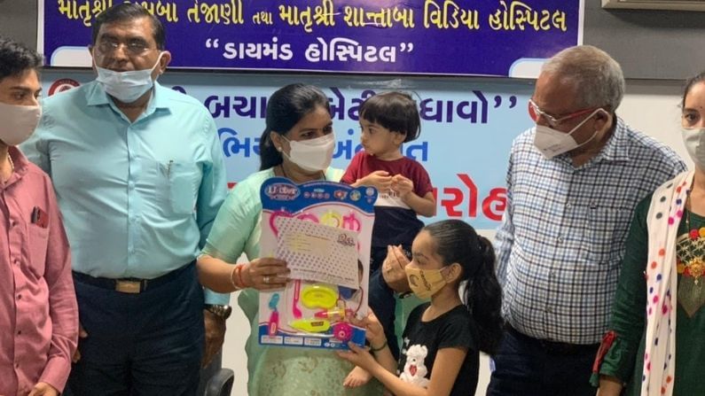 Surat: સુરતની આ હોસ્પિટલે 100 દીકરીઓને આપ્યા 1-1 લાખ રૂપિયાના બોન્ડ